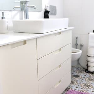 ארון אמבטיה לבן עם כיור וברז כרום