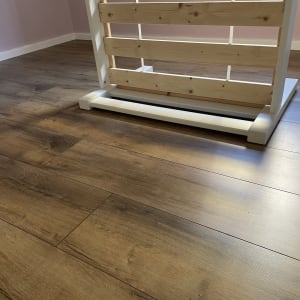 רצפת פרקט עץ כהה עם רהיט עץ בהיר