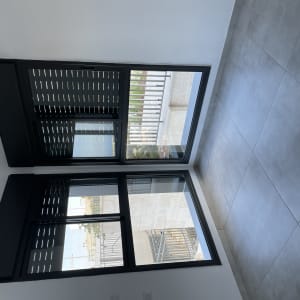 חלונות נקיים עם תריסים פתוחים ורצפה נקייה