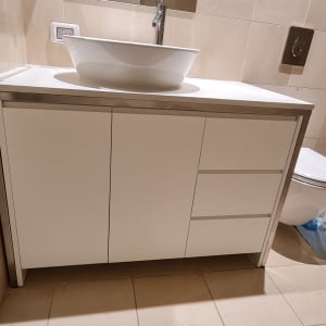 ארון אמבטיה לבן עם כיור עגול וברז