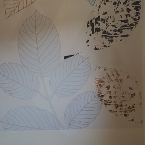 טפט עם עלים מעוצבים בצבעים שונים על קיר