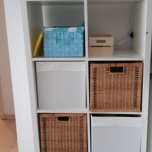 מדפים עם קופסאות קש ופלסטיק לארגון הבית