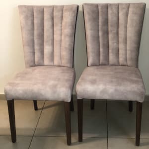 שני כיסאות מרופדים בבד רך עם רגלי עץ כהות