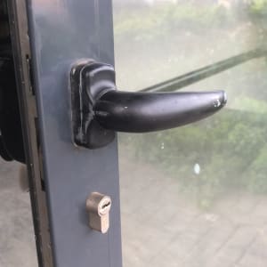 דלת זכוכית עם ידית ומנעול גליל