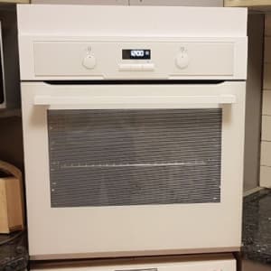 תנור אפייה לבן עם תצוגה דיגיטלית