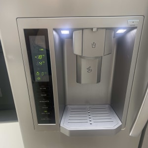 מכונת קרח ומים במקרר עם תצוגה דיגיטלית