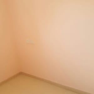 קיר צבוע בצבע ורוד בהיר