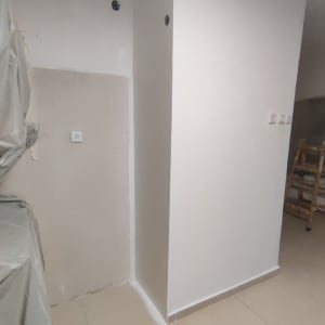 קיר צבוע, סולם עץ, שקע חשמל, ריצוף קרמיקה