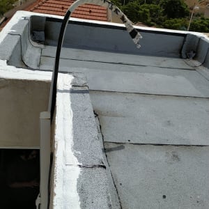 איטום גג עם חומר לבן לאורך הקצוות