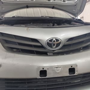 חזית רכב טויוטה עם מכסה מנוע פתוח ונזק לפגוש