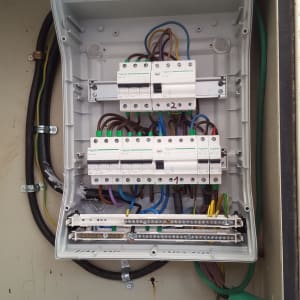 לוח חשמל עם חוטים ומפסקים חשמליים