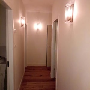 רצפת פרקט עץ במסדרון מואר