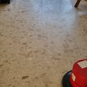 מכונת פוליש אדומה על רצפת שיש