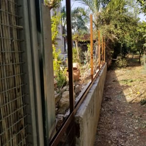 מסגרת מתכת על קיר בטון בגינה