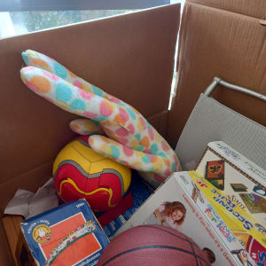 קופסת קרטון עם צעצועים ומשחקים לארגון הבית