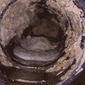 צינור סתום עם הצטברות חומר לבן