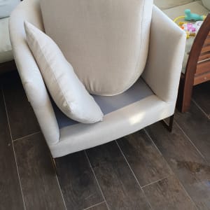 כיסא עם כרית על רצפת עץ, צינור כחול