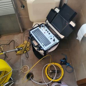 ציוד לאיתור נזילות עם מצלמה וצינורות