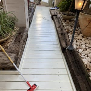 שביל עץ צבוע עם מברשת צבע אדומה