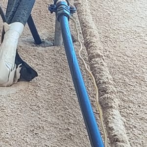 צינור כחול עם חיבורי מתכת על קיר