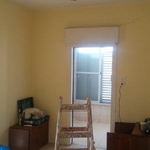 סולם עץ ישן בחדר צבוע בצבע צהוב