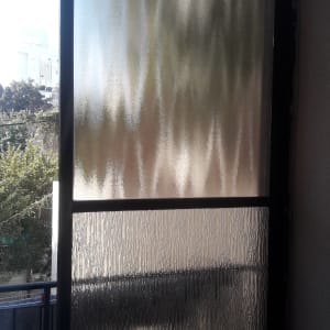 זכוכית מחוספסת בחלון עם מסגרת כהה