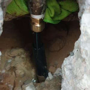 צינור מים עם חיבור מתכת ובד ירוק