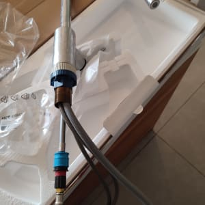 ברז מטבח עם צינורות חיבור על קרטון