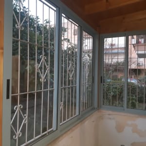 חלונות אלומיניום עם סורגים במרפסת