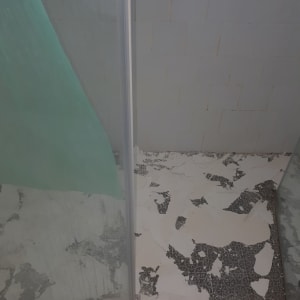 רצפה עם שאריות צבע מתקלף ואריחים חשופים