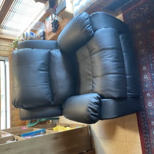 כורסה מרופדת בעור שחור עם ריפוד עבה