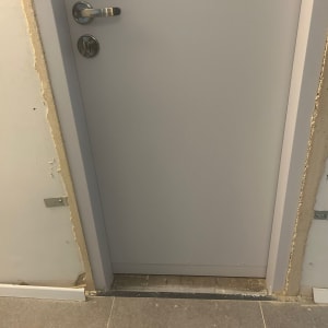 דלת מותקנת עם קירות לא גמורים ותושבות מתכת