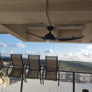 מאוורר תקרה מותקן על תקרה חיצונית