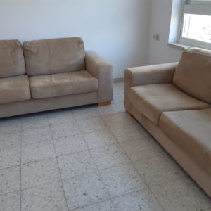 שתי ספות בד חומות בחדר מואר