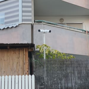 שתי מצלמות אבטחה מותקנות על עמוד מתכת