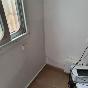 קיר צבוע בלבן ליד חלון