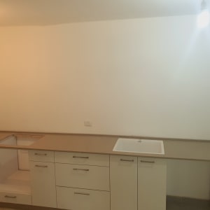 שיש מטבח עם כיור לבן ומגירות