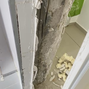 מסגרת דלת עם טיח מתקלף וחומרי בנייה