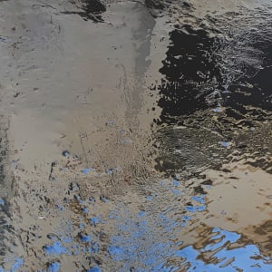 צינור ונוזל איטום שחור על משטח