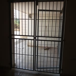 דלת מתכת עם סורגים במרפסת