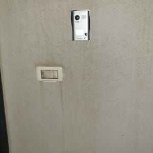 אינטרקום עם מצלמה מותקן על קיר