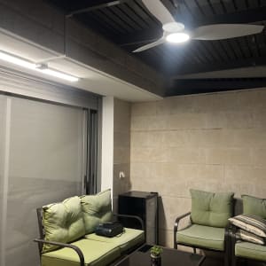 מנורת תקרה ומאוורר מותקנים בתקרה