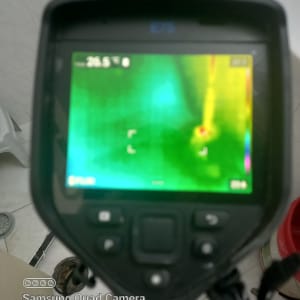 מצלמה תרמית מציגה תמונת חום לאיתור נזילות