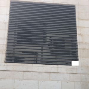 רשת מתכת על חלון למניעת כניסת יונים