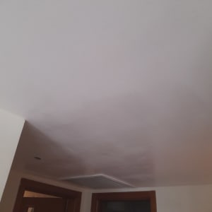 תקרת גבס עם פתחי אוורור ותאורה