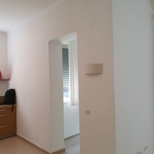 קיר צבוע בלבן עם שקעי חשמל