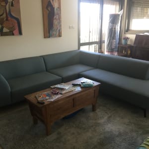 ספה פינתית מרופדת בצבע כחול כהה