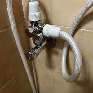 ברז מים עם צינור גמיש ומחברים לבנים