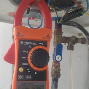 מד זרם מחובר לחוטים בדוד שמש