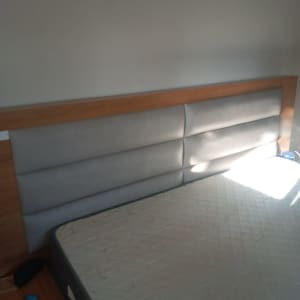 ראש מיטה מרופד עם מזרן ללא מצעים